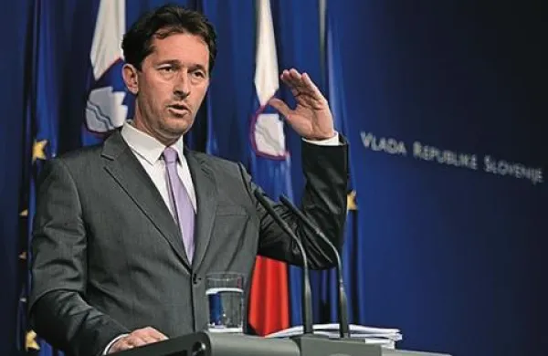 Minister za notranje zadeve in javno upravo Gregor Virant je razkril 39 vozovnic, s katerimi je v letih 2009, 2010 in 2011 letel prek družbe Adria Airways