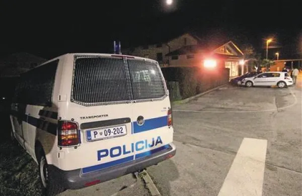 Po posredovanju kriminalistov v civilu so se jim takoj pridružili tudi policisti (s psi)  