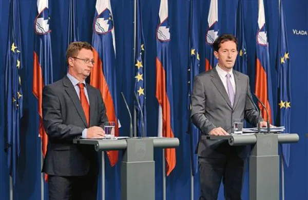 Odločitev vlade je predstavil minister Virant skupaj z verjetnim (zdaj v. d.) direktorjem vladnega urada za komuniciranje Boštjanom Lajevcem, prej svetovalcem nekdanjega predsednika republike Danila Türka  