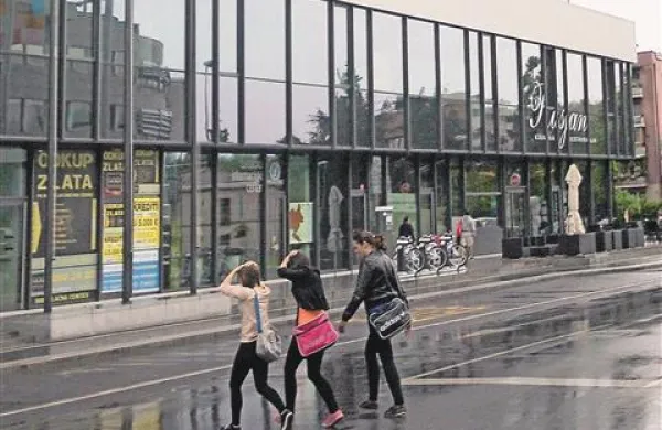 Meščani se sprašujejo, kaj se dogaja s pročeljem Ede, kjer odstopajo gumijasti trakovi. Odgovorni mirijo, da so napake le lepotne in nikakor ne vplivajo na varnost.
