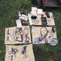 Osumljeni so plen skrili v gozdu. Kriminalisti so v skrivališču našli več ročnih ur in nakita. 