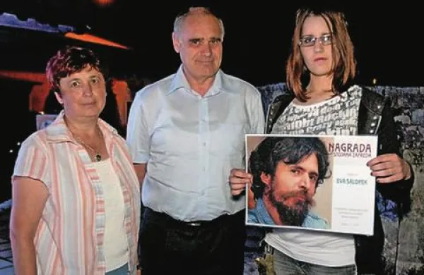 Eva Salopek (desno) ima za seboj že nekaj literarnih nagrad