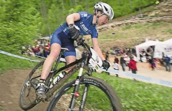Slovenska gorska kolesarka Tanja Žakelj je prvo dirko svetovnega pokala v olimpijskem krosu v nemškem Albstadtu končala na četrtem mestu