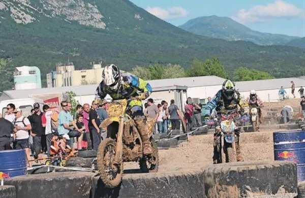 Ljubitelje motociklizma je s premagovanjem ovir na DP v enduru v Ajdovščini  navduševalo  200 dirkačev