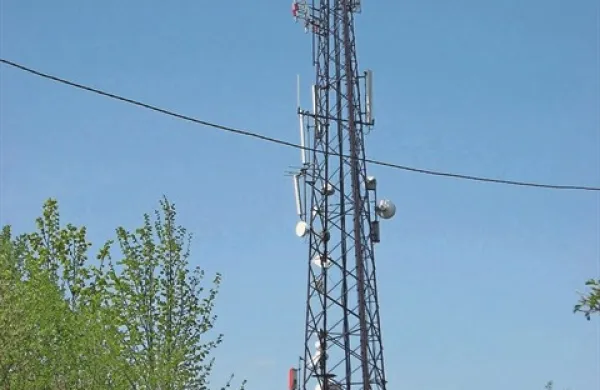 Telekomunikacijski stolp naj bi po zadnjem dogovoru z RTV Slovenija - ob finančni pomoči pivške občine -  iz vasi umaknili na zemljišče agrarne skupnosti
