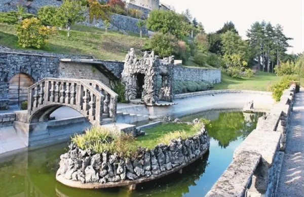 Vrt je danes le bleda slika nekdanjega vrta. Občina zagotavlja, da bo boljši lastnik od države, ta pa ji tega ne verjame zgolj na besedo.