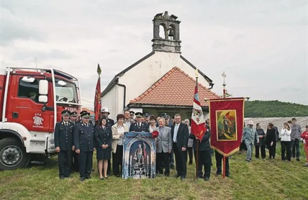 Vaščani Buj so predsedniku PGD Košana Jožetu Morelju izročili sliko sv. Florijana iz Buj, ki naj bi krasila prenovljeni gasilski dom v Košani 