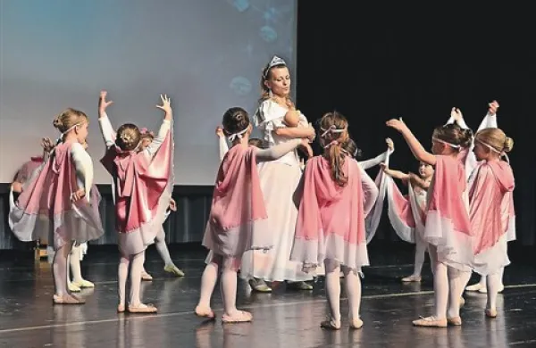 Utrinek iz  plesne pravljice Sneguljčica