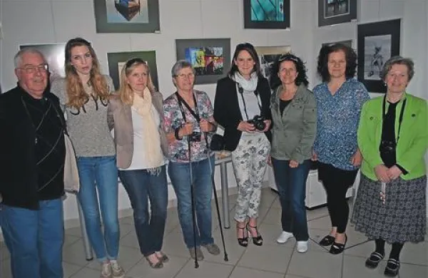 Donedavni predsednik društva Jadran Čeh s fotografinjami ob odprtju razstave Njen pogled
