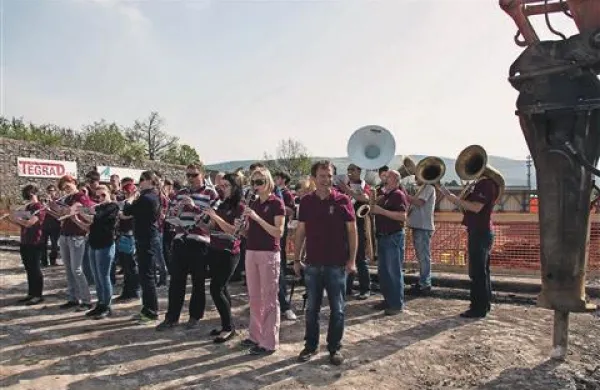 Tradicionalna prvomajska budnica pihalnega orkestra Divača