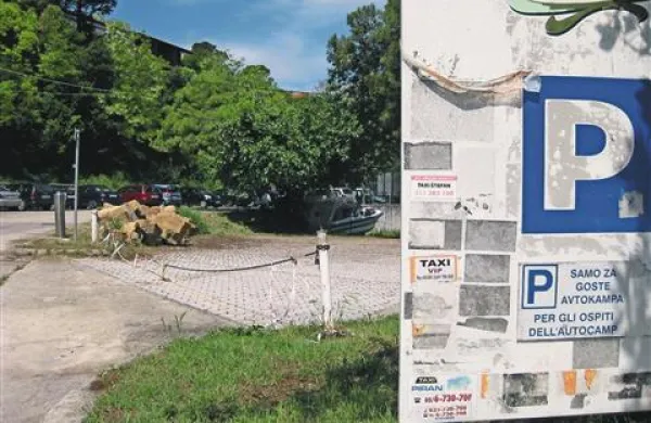Oznaka parkirišča pred hotelom Fiesa je sicer ostala, a dostop zapirata veriga in kup kamenja