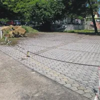 Invalidske organizacije bi odkupile parkirišče, a se jim zdi 1,3 milijona evrov za približno 2000 kvadratnih metrov preveč 