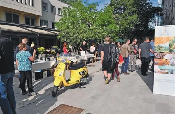 Sobotni “vinski” dan se je dopolnjeval z Art marketom