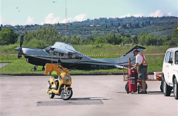 V soboto dopoldne je na sečoveljskem letališču zasilno pristalo švicarsko letalo cessna, v katerem je bila štiričlanska družina