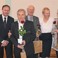 Direktor AZS Boris Mikuž v družbi generacije, ki je orala ledino v 60-tih letih: od leve Marjan Perkman, Vladimir Krpan, Radojka Varl in Tonica Kofol

