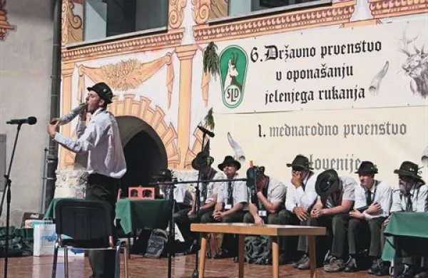   Nevsakdanje državno tekmovanje v oponašanju jelenjega rukanja
