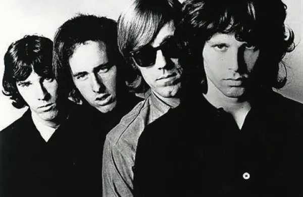 Umrl je klaviaturist in ustanovitelj legendarne zasedbe The Doors Ray Manzarek (drugi z desne) 