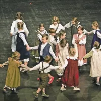 Najmlajši člani otroške folklorne skupine Kamenčki so predstavili odrsko postavitev Tamali je vse povedal