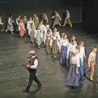 Člani skupin Mularija z borjača in Brinovka so odplesali in odigrali foklorni nastop Špotanje