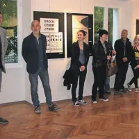 S pregledno razstavo del se v Lokarjevi galeriji predstavljajo dijaki likovne smeri na novogoriški Umetniški gimnaziji 