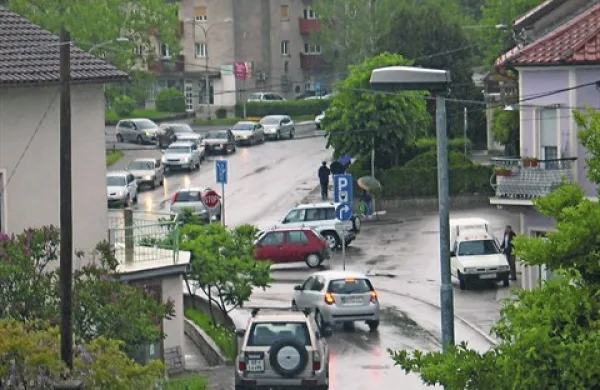 Gneča vozil na križišču med Bazoviško cesto in Prešernovo ulico  ter na izhodu Vojkovega drevoreda  konec tedna ni popustila niti ob  poznih večernih urah 