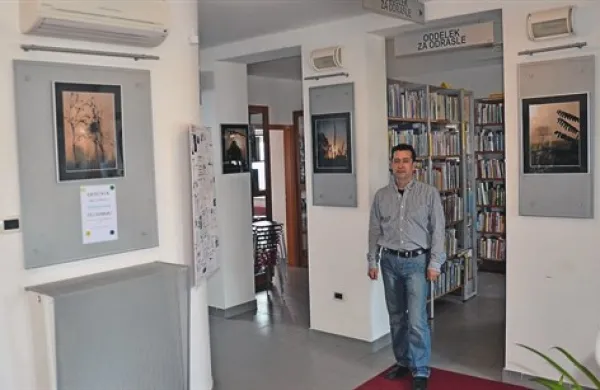  Pod naslovom Poletna jutra v kozinski knjižnici v maju  svoje fotografije  razstavlja Vili Gombač iz Ilirske Bistrice