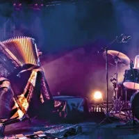 Finski harmonikar Kimmo Pohjonen je na festivalu Jazz Cerkno nastopil leta 2007; tokrat se vrača z novim, še svežim  projektom Alcoholic Atheists