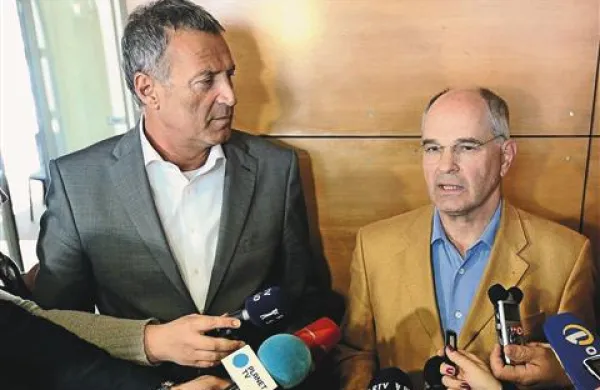 Pravosodni minister Senko Pličanič (levo) od generalnega državnega tožilca Zvonka Fišerja terja konkretne odgovore