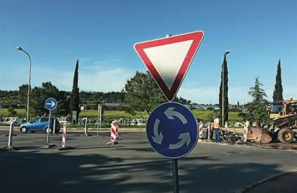 Raziskave so pokazale, da se je tam, kjer  so  klasična križišča preuredili v krožna, v nekaterih primerih število prometnih nesreč zmanjšalo celo za 50 odstotkov, število poškodovanih pa za 75 odstotkov