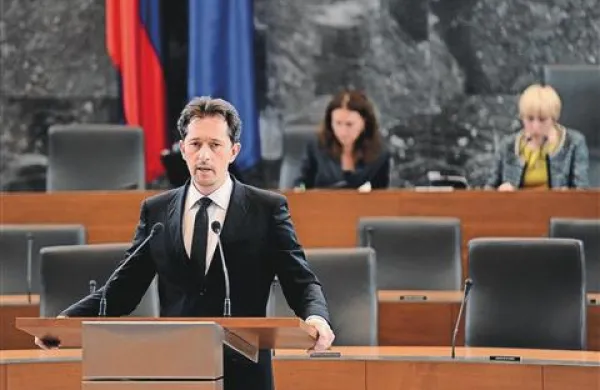 Z dogovorom s sindikati je minister Gregor Virant uspel prepričati tudi del opozicije
