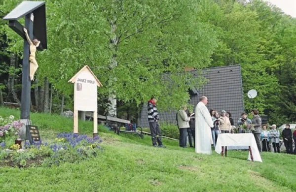 Na Robarjevem griču nad Petrovim Brdom so se  krajani in ljubitelji Baške grape spomnili domačina, rodoljuba, vnetega planinca  in duhovnika Janez Volfa