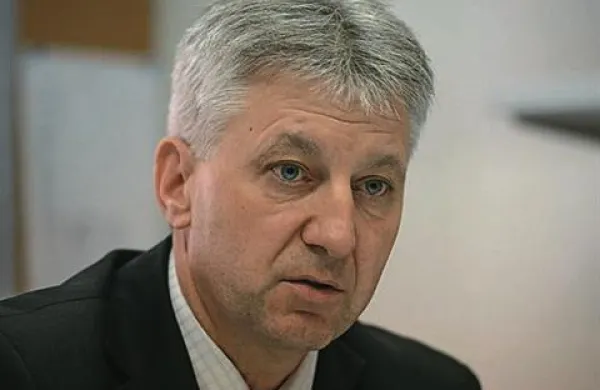 Mandatno-volilna komisija DZ je na današnji zaprti seji sklenila DZ predlagati, naj v dveh kazenskih postopkih zaradi suma storitve kaznivega dejanja poslovne goljufije ne prizna imunitete nepovezanemu poslancu Ivanu Vogrinu in dovoli vodenje kazenskega postopka