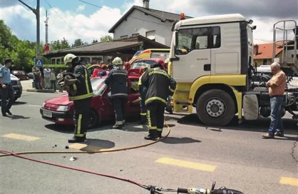 Voznik je s svojim citroenom zapeljal naravnost pred tovornjak, ki je trčil v voznikova vrata