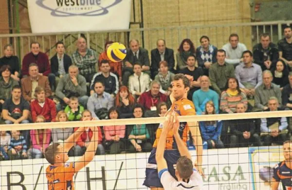 Kanalec Matej Vidič (v skoku) je z 208 cm najvišji mož slovenske reprezentance