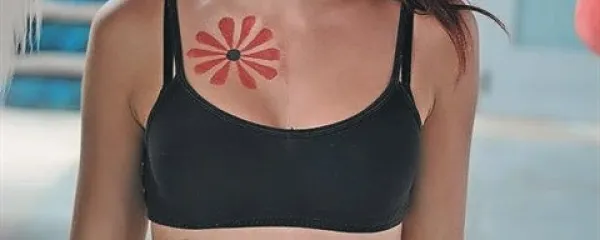 Ženska koža kot reklamni pano za lokal.