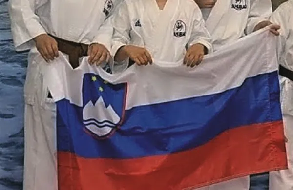 Iz leve proti desni: Magdalena Cvijetič, Kaja Dujmovič  in Jasna Karalič iz karate kluba Samurai Koper.