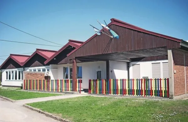 Podpisniki župana sprašujejo, na  osnovi katerih argumentov je  predvideno gradnjo podgrajske šole in vrtca izvzel iz proračuna za leto 2012 in vanj uvrstil druge investicije