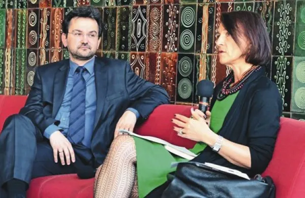 Literarni zgodovinar Fabjan Hafner in zgodovinarka Marta Verginella na pogovoru o slovenstvu v opusu Petra Handkeja 