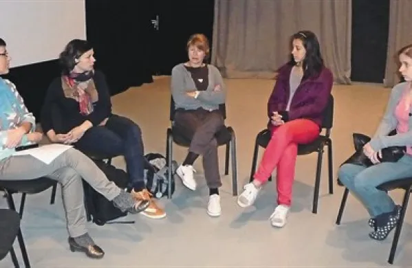 Predstavo  so včeraj predstavile (z leve): direktorica Kosovelovega doma Nina Ukmar, Marjana Garzarolli, Milojka Širca, Sara Kocman in Dora Kavčič 