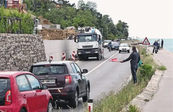 Počasi se daleč pride, pravi pregovor, po cesti med Koprom in Izolo hitro v teh dneh sploh ne gre