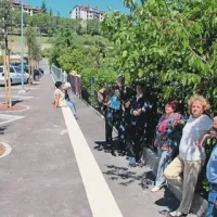 Sosede z Ulice generala Levičnika moti zid, ki jih ločuje od parkirišča, še bolj pa, da je 14 parkirnih mest namenjenih vsem stanovalcem Olma in obiskovalce, ne le njim 