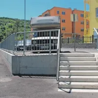 Krajane med drugim moti, da lahko do parkirišča dostopajo le na obeh njegovih skrajnostih ter da ob stopnicah ni tudi klančine