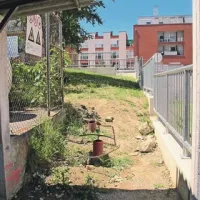 Stanovalci  so dosegli, da je občina premaknila vhod v bližnja oskrbovana stanovanja na drugo stran ulice, kjer je tudi vrtec, sami pa zdaj lahko pridejo do tja le čez ta neurejen prehod 