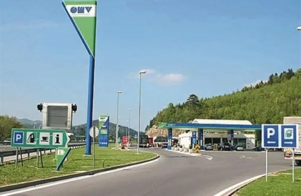 Zgodaj zjutraj so na bencinskem servisu Ravbarkomanda v smeri proti Ljubljani okradli 27-letnega državljana Romunije