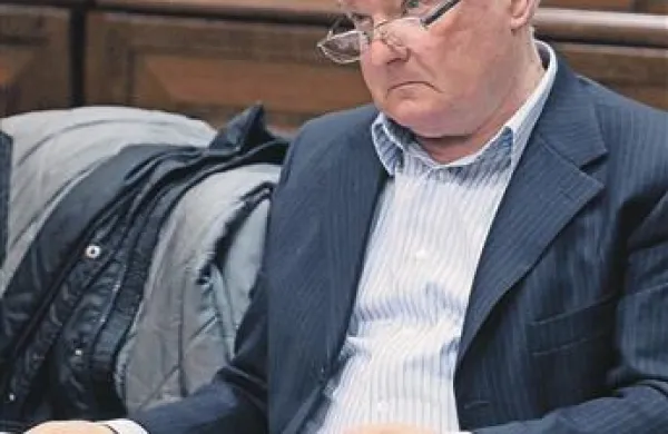 Ivanu Lisjaku je predsednik senata naložil plačilo stroškov včerajšnje obravnave, ki jo je moral preložiti zaradi Lisjakovega preklica pooblastila odvetniku