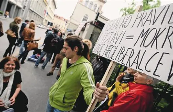 “Zgodovinsko dogovarjanje” so spremljali protesti vstajnikov