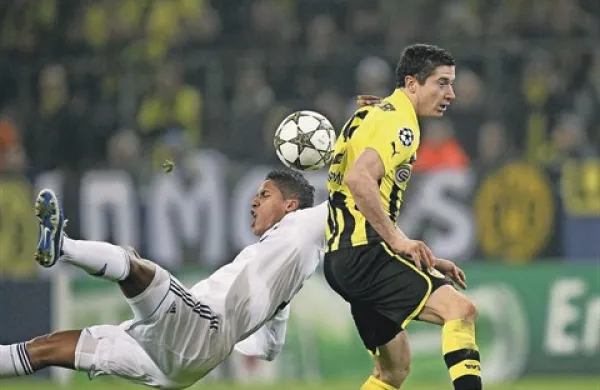 Poljak Robert Lewandowski (desno) je v polfinalu lige prvakov potopil Real. Bo drevi  v finalu še Bayern?