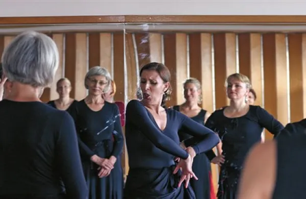 Ples je zdravilo za ranjene duše, pravi plesalka flamenka Inma Lobato 