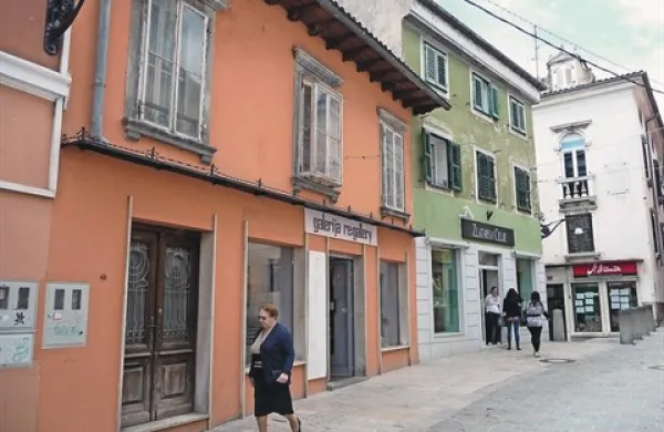 Stanovanje v Župančičevi ulici 24 (nad galerijo) si je ogledalo več potencialnih interesentov, a se nihče od njih na koncu ni pojavil na dražbi
