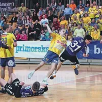 Nejc Poklar (z žogo) je prebijal mariborsko obrambo